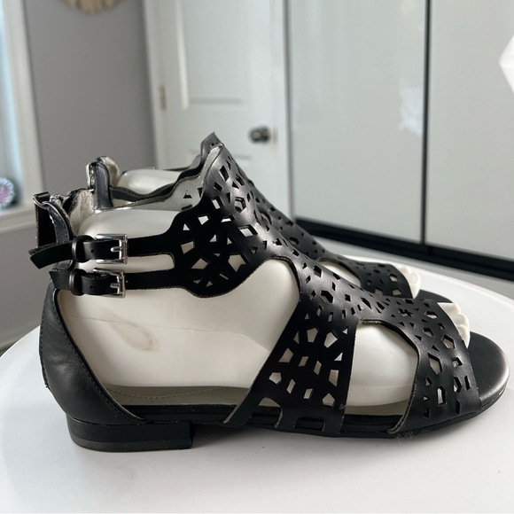 GUESS Black Silver Laser Cut WGFLORISE-C Sandals With Back Zipper Size 6 NWOT - Picture 5 of 12